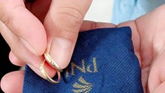 Túi vàng “đi lạc” trong đồ cứu trợ và cái kết ấm lòng