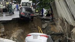 Sụt lún trên đường Nguyễn Công Trứ, hai ô tô rơi xuống “hố tử thần“