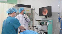 Nội soi phế quản lấy răng giả nằm trong phổi người bệnh hơn 20 năm