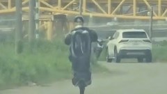 Xử phạt hai thanh niên “bốc đầu” xe máy, tịch thu phương tiện