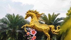 Đến Đà Nẵng dịp Tết, du khách ấn tượng với linh vật ngựa vàng tại sân bay