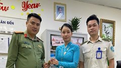 Du khách xúc động khi nhận lại nhẫn kim cương