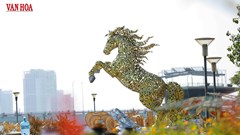 Cận cảnh linh vật ngựa vàng độc đáo tại đường hoa Tết Đà Nẵng