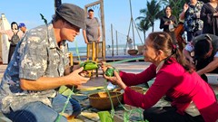 Du khách hào hứng trải nghiệm Tết Việt bên bờ biển Đà Nẵng