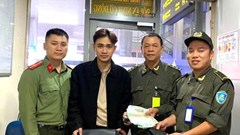 Trao trả túi xách chứa hơn 62 triệu đồng và đồng hồ cao cấp cho hành khách tại sân bay Đà Nẵng