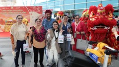 Hình ảnh du khách vui tươi đến Đà Nẵng ngày đầu Tết Bính Ngọ