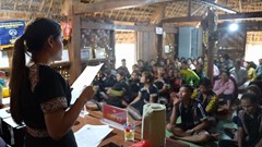 Đưa thông tin bầu cử đến bản làng bằng tiếng Xơ Đăng