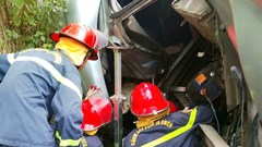 Giải cứu tài xế bị mắc kẹt sau tai nạn xe đầu kéo trên cao tốc