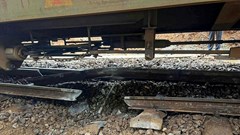 Tàu hàng trật bánh tại đèo Hải Vân, tuyến đường sắt Bắc - Nam tạm gián đoạn