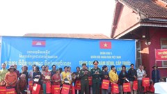 Quân khu 5 khám bệnh, tặng quà cho người dân tỉnh Ratanakiri (Campuchia)