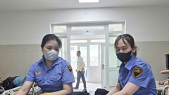 Nữ nhân viên gác chắn bị hành hung khi làm nhiệm vụ: Cần xử lý nghiêm hành vi côn đồ