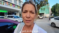 Du khách Mỹ bất ngờ với chi phí khám mắt 45.000 đồng tại Đà Nẵng