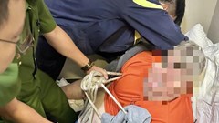 Giải cứu du khách Mỹ nặng gần 300kg mắc kẹt trong phòng vệ sinh 