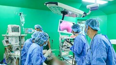 Nội soi cấp cứu gắp khuyên tai sắc nhọn trong thực quản bé gái 11 tháng tuổi