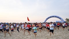 Hàng nghìn người chạy chân trần đón bình minh trên biển Đà Nẵng