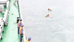 Cứu sống nạn nhân thứ hai trong vụ 4 người bị sóng cuốn tại Mũi Nghê