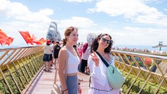 Du khách thích thú check-in Cầu Vàng rợp cờ Tổ quốc