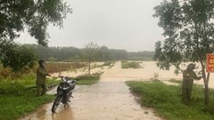 Mưa dông bao phủ nhiều khu vực miền Trung, cảnh báo lốc và gió giật