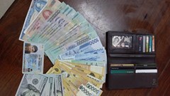 Du khách Hàn Quốc xúc động khi nhận lại tài sản đánh rơi