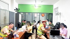 Xử phạt 6 phụ nữ ngồi giữa đường đèo Hải Vân chụp ảnh