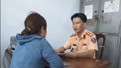 Dùng điện thoại khi lái ô tô, nữ tài xế bị phạt 5 triệu đồng