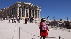 Mũ chống nắng xuất hiện khắp nơi ở Athens khi lượng du khách lớn đổ về các di tích cổ 