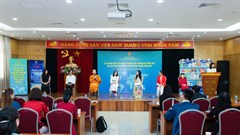 Những sứ giả chắp cánh tình yêu ngôn ngữ mẹ đẻ ra thế giới