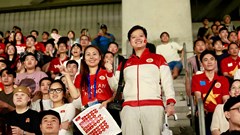 Hơn 5000 cổ động viên Việt Nam tại Osaka đội mưa cổ vũ CLB Công an Hà Nội