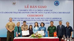 Việt Nam bàn giao tấm biển tên và chòi canh gác của doanh trại Reasoner cho Hoa Kỳ