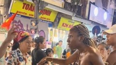 Chưa xác định được danh tính người phụ nữ bán cho khách nước ngoài 500k/3 quả dứa