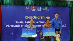 Đoàn Thanh niên tặng quà người dân vùng lũ tỉnh Sơn La