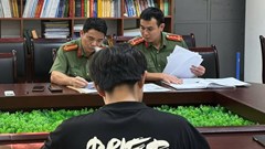 Công an lập biên bản nhắc nhở, răn đe nam sinh viên