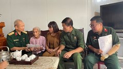 Tặng quà thân nhân gia đình liệt sĩ bị ảnh hưởng bởi bão lũ