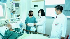 Động viên bệnh nhi là nạn nhân do sạt lở tại Làng Nủ