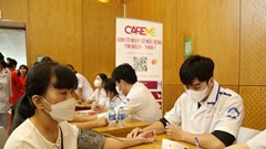 Người nhà bệnh nhân được khám sàng lọc bệnh tim mạch, thận