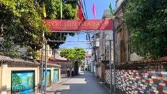 Độc đáo trang trí tường gạch cũ kỹ bằng các ô màu ở Gia Lâm