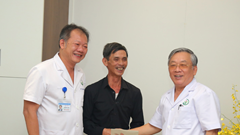 Cuộc hội ngộ của người được ghép gan đầu tiên với bác sĩ phẫu thuật