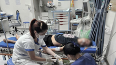 Vì sao ngộ độc khi uống nhầm rượu xoa bóp?