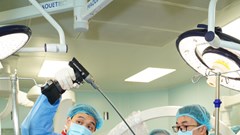 Cầu thủ Xuân Son đã tỉnh lại sau ca mổ và cử động nhẹ bàn chân