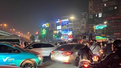 Ùn tắc giao thông sau phân luồng mới tại ngã tư Nguyễn Trãi – Khuất Duy Tiến tận nửa đêm