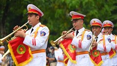 Đoàn Nghi lễ Công an nhân dân biểu diễn và diễu hành tại không gian đi bộ hồ Hoàn Kiếm