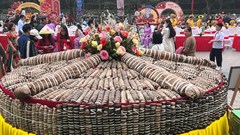 Đấu giá mâm bánh tẻ khổng lồ của làng Phú Nhi
