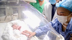 Bác sĩ hai bệnh viện quyết tâm giữ con, cứu sản phụ ung thư