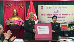 Giao kết quả giám định gen cho 3 gia đình liệt sĩ