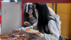 Đề nghị Hà Nội kiểm tra việc tuân thủ quy định an toàn thực phẩm với các loại thịt nướng, xiên que