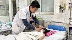 Bị chó nhà cắn vào cổ, bé gái thủng thực quản