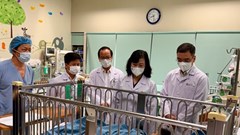 Bộ trưởng Bộ Y tế thăm cháu bé bị cán qua người,  công an điều tra quy trình tiếp nhận bệnh nhi