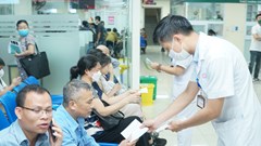 Đề nghị bảo vệ nhắc nhở người hút thuốc lá trong khuôn viên bệnh viện