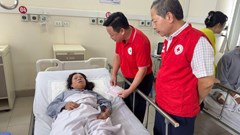 Hội Chữ thập đỏ Việt Nam thăm hỏi, hỗ trợ các nạn nhân vụ lật tàu du lịch tại Quảng Ninh