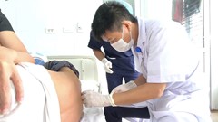 Gia đình 8 người nhập viện sau bữa ăn hải sản